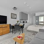 Апартаменты Sea&lake Unique For A Family By The Sea Balcony & Parking By Renters Мельно